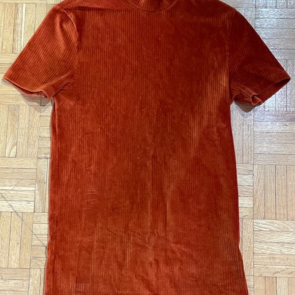 ASOS DESIGN t-shirt with stretch turtle neck in ribbed velour cord in rust - Picture 1 of 3